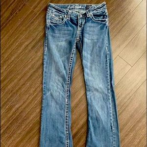 La Idol 
Light faded denim with white stitching. Diamond button back pocket.